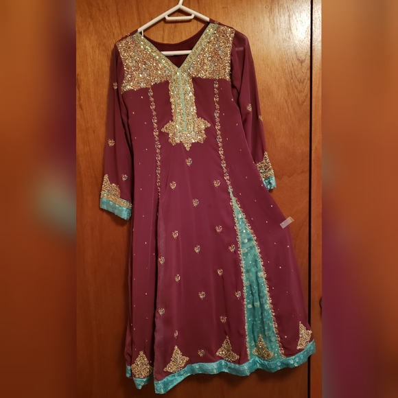 Pakistani Suit - Picture 2 of 5